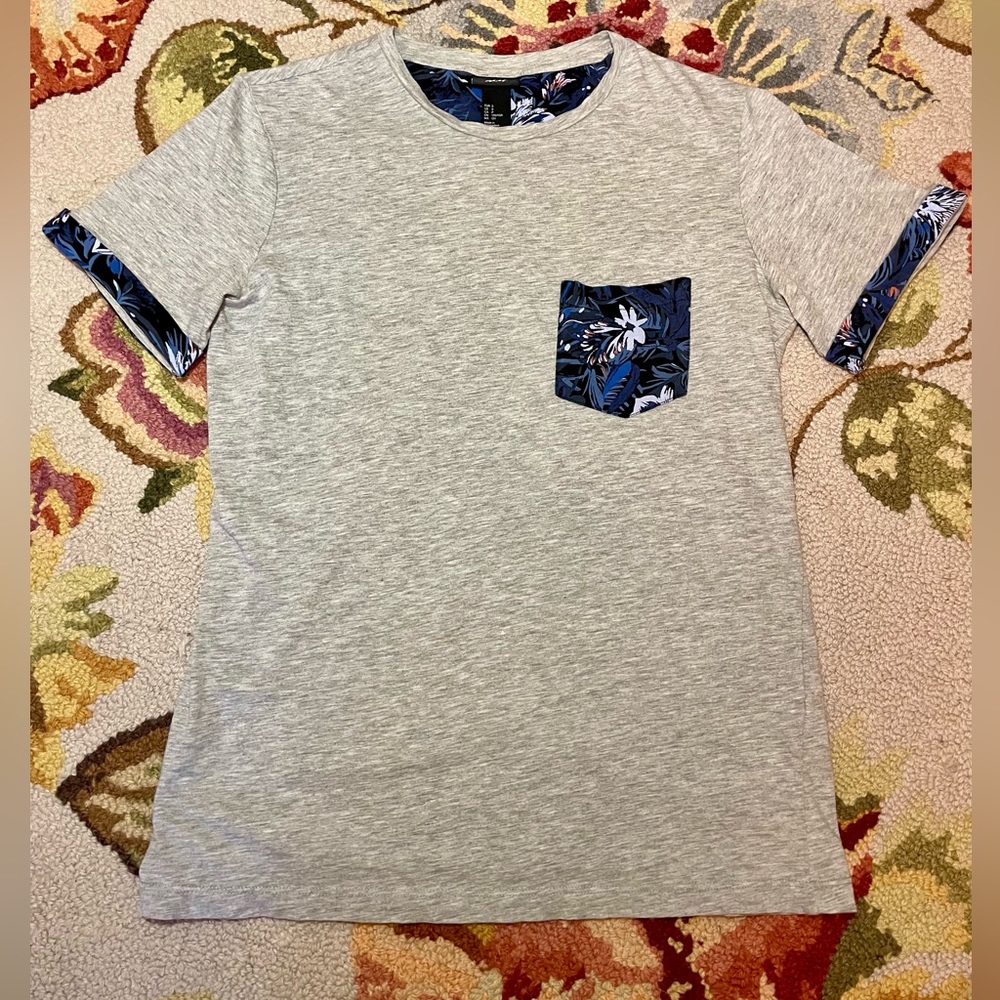H&M Men's Small Gray T-Shirt with Flower Design Chest Pocket